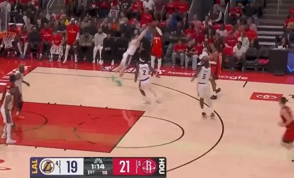 阿龙-霍勒迪撤步三分投进，火箭打出一波11-2领先湖人5分